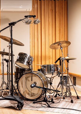 one-soul-studio-recording-drum-kit-mic-session